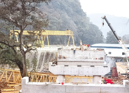 龍門吊和鋼絲繩電動(dòng)葫蘆為少寨橋拆除重建提供吊裝服務(wù)
