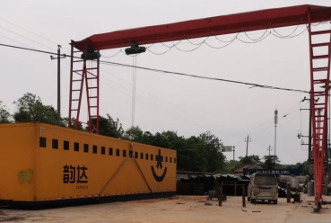 汽車修理廠使用鋼絲繩電動葫蘆吊裝快遞汽車貨斗